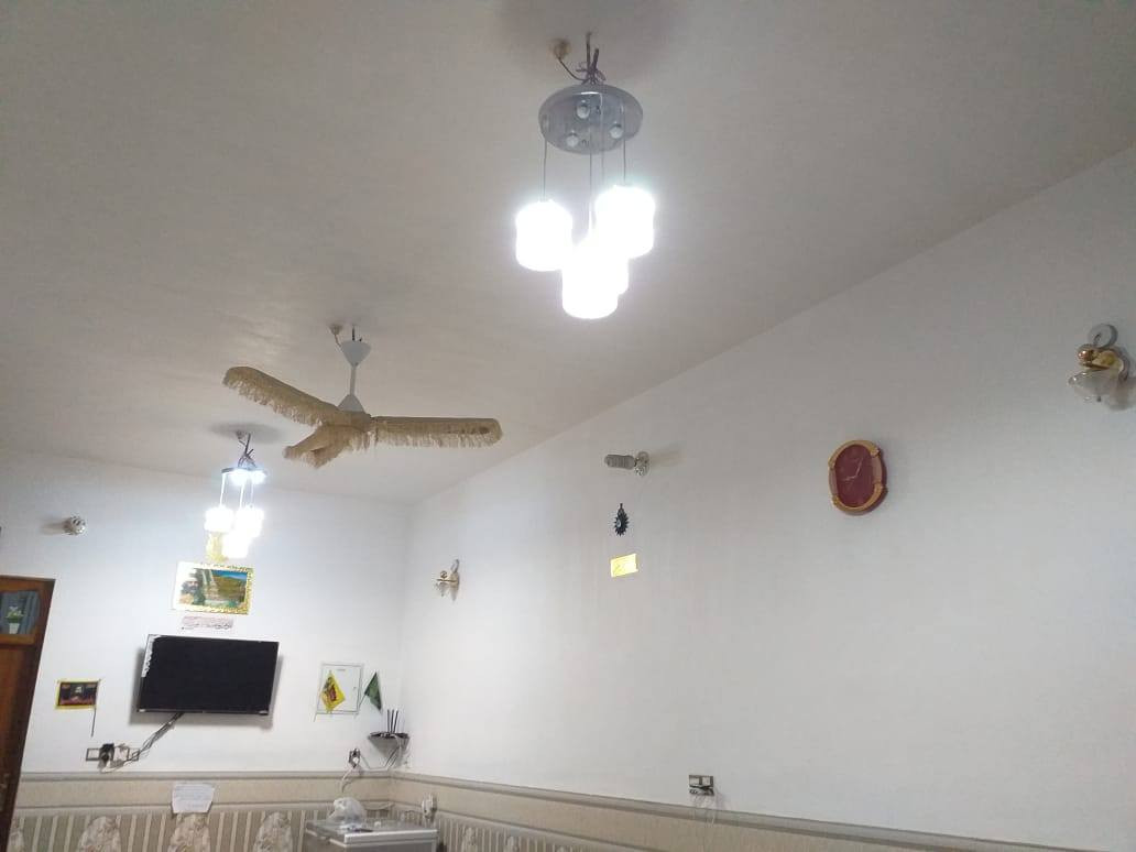 دار للبيع المساحة 166.5 حي المكرمة شارع 15 سعر 160 مليون وبي مجال (بناء صب غرفتين وصاله واستقبال ومطبخ وصحيات 2 ومنور 2 والبناء طابوق جمهوري  بناء جديد 2020 تم بناء)+ هيكل طابق ثاني واصل للسقف متكون من ثلاث غرف. 
للاستفسار الاتصال على الرقم 
***********
