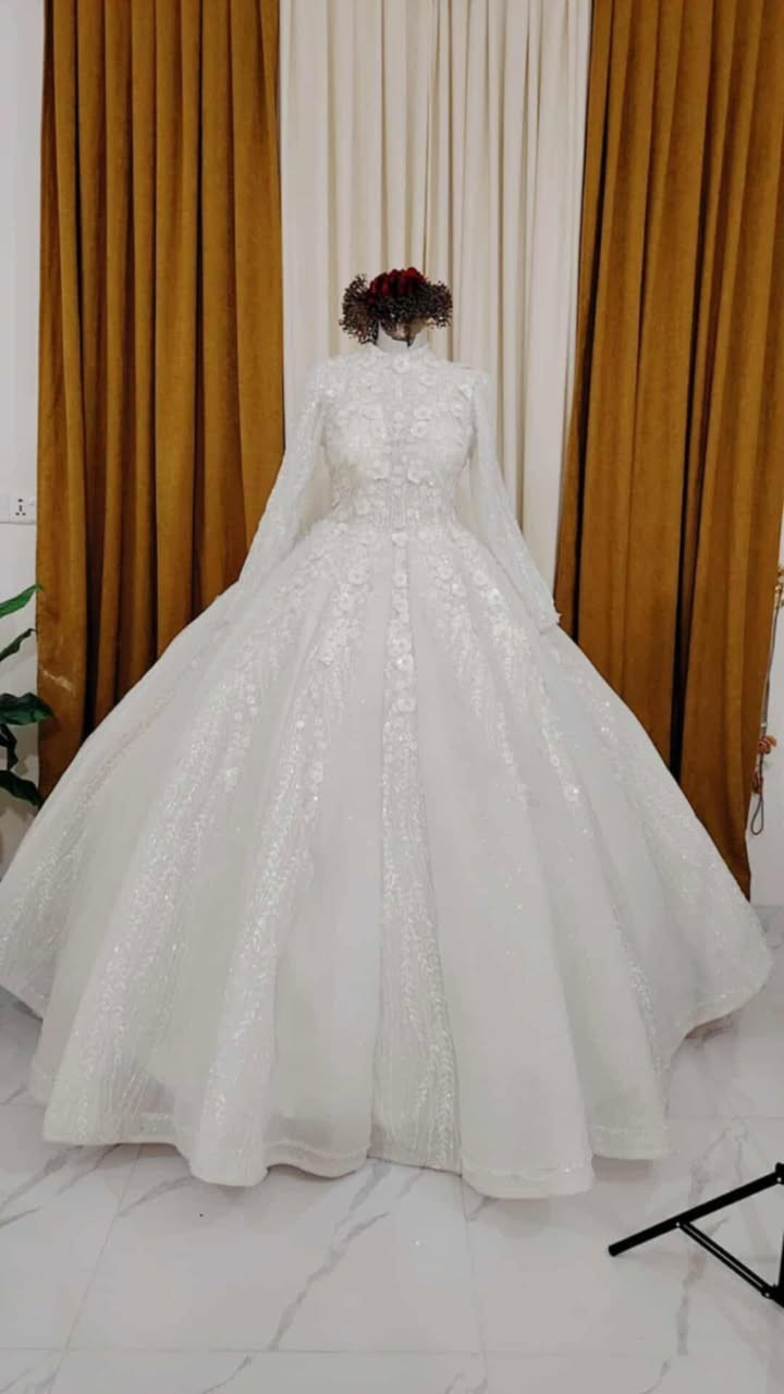 بدلة عرسي من تصميم احمد البديري شغل هاند ميد ثكيله تلبس من 36 لل40 مال بنيه ضعيفه حد وزن 60 ب150 الف متوفر توصيل بغداد والمحافظات 

***********
