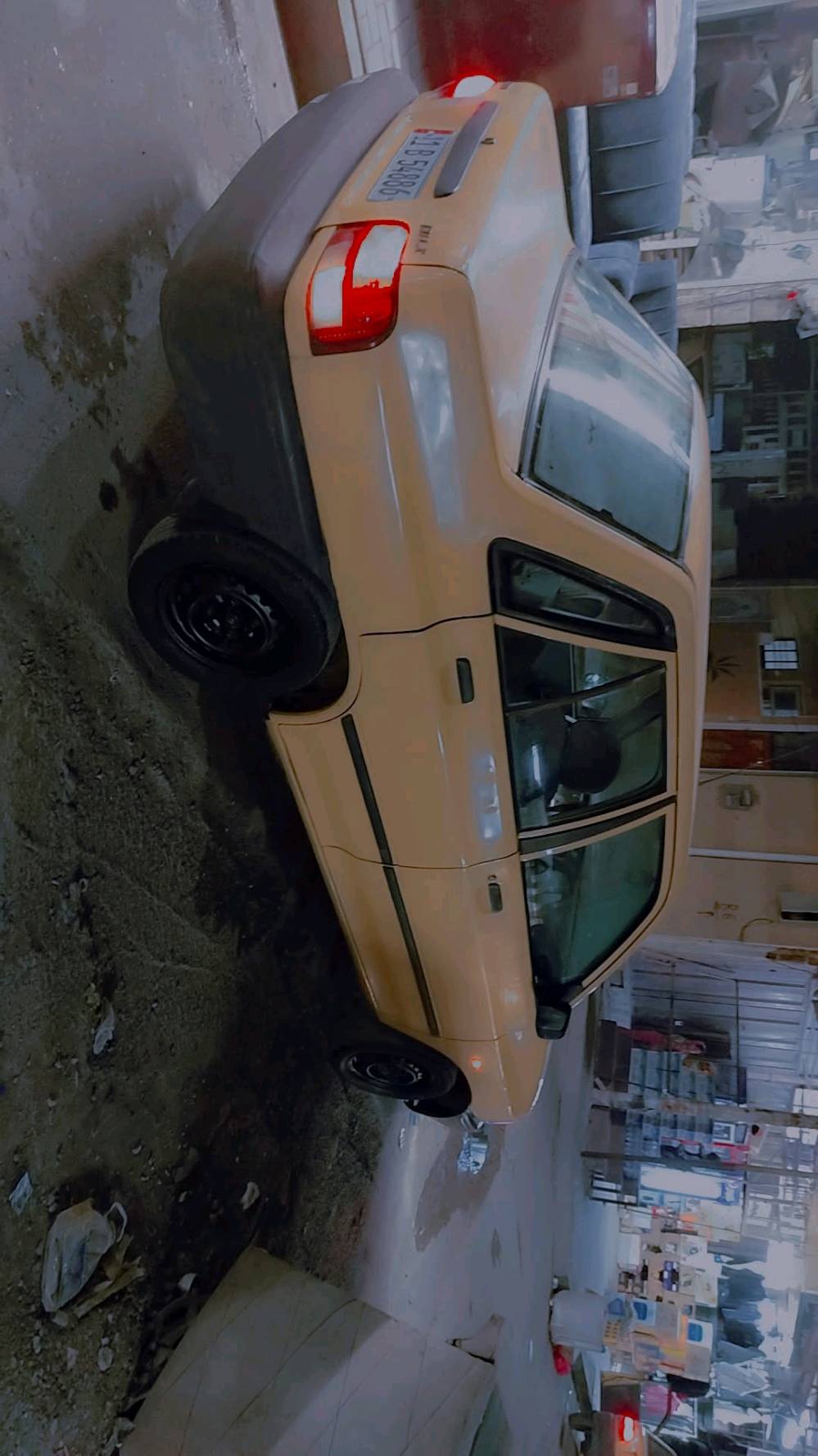 السيارة معروضة للبيع. حالتها جيدة ومصبوغة بلون أصفر. تتضمن تفاصيلها الداخلية الحفاظ على المقاعد بحالة نظيفة كما هو ظاهر بالصور. الأضوية الأمامية والخلفية في حالة ممتازة. السيارة مناسبة للاستخدام اليومي وقيادتها مريحة.