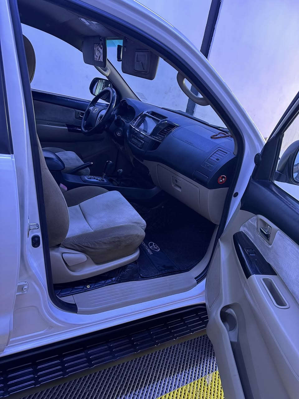 فورتشنر ٢٠١٤ محرك ستة سلندر ٤٠٠٠مكفولة عدا شي كلش بسيط باب السايق السعر ٢٢٥$ اي اسفسار الاتصال على 
*********** للبيع فقط بدون مراوس
