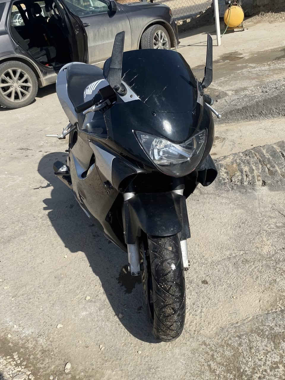 السلام عليكم افوار للبيع موديل 2004 كفاله عامه السعر 22 وبيه مجال اتصال ***********
