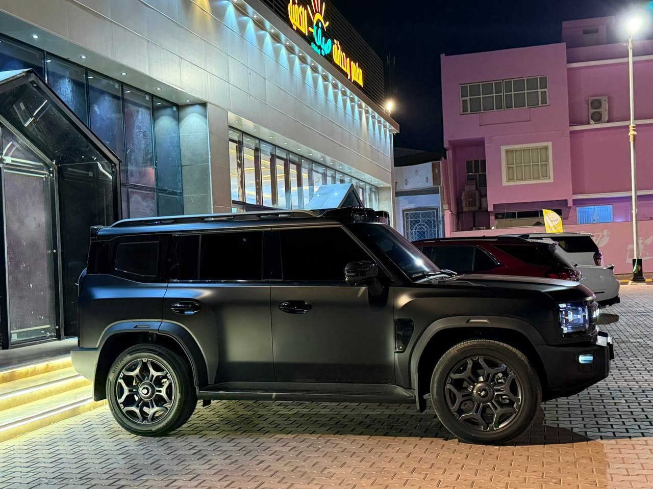 جيتورT2🔥2026
جيتور T2 2.0L LUXURY
العداد: 2000km
اللون: اسود لامع مغلفه PPF مات 🖤ضمان10 سنوات 💫
داخل زيتوني 
المحرك: 4 أسطوانات L 2.0 تيربو 254 حصان حقن مباشر
عزم الدوران (نيوتن-م): 390
ناقل الحركة: اوتوماتيكي دبل كلاتش من 7 سرعات
الضمان الأساسي: 6 سنوات وعداد كيلومترات مفتوح
ضمان المحرك: 10 سنوات او 1،000،000 
المواصفات:✅
*فتحة سقف بانوراما 1.1م
*إطارات قياس 20 إنچ
*الصندوق شفط
*الشباك الامامي المضاء  بجيتور 
*مثبت سرعة مع رادار تفاعلي
*نظام القيادة شبه الذاتية
*نظام الكبح التلقائي في حالة الطوارئ
*نظام تحذير الاصطدام الامامي والخلفي
*كاميرات محيطية 540 درجة
*حساسات أمامية وخلفية
*نقطة عمياء
*نظام تحذير مغادرة المسار
*نظام المساعدة للبقاء في المسار
*شاشة التحكم بقياس 15.6 إنچ
*شاشة القيادة بقياس 10.25 إنچ
*نظام صوتي متطور 12 سماعة من Sony
*نظام أبل كاربلاي وأندرويد أوتو لاسلكي
*نظام اوامر و تحكم صوتي
*مقصورة الركاب من الجلد الفاخر والكنتارا
*مقعد السائق والراكب كهربائي
*مقاعد السائق والراكب مبردة
*مقاعد السائق والراكب مزود بذاكرة لحفظ 3 وضعيات الجلوس
*إنارة ترحيبية مع إنارة محيطية متعددة الالوان
*عتبات الأبواب مضيئة
*مصابيح أمامية وخلفية أوتوماتيكية LED 
*التكيف التلقائي للضوء العالي
*نظام تقليل الضجيج النشط مع زجاح مزدوج
*المرايا الجانبية قابلة للطي كهربائياً ومدفئة
*دخول ذكي و تشغيل عن بعد
*خاصية إغلاق نوافذ وفتحة السقف عن بعد
*شاحن هاتف لاسلكي سريع
*نظام تنقية الهواء PM2.5 وفلتر N95
*مسند الذراع الوسطي مع ثلاجة
*انماط قيادة متعددة للطرق الوعرة
*وسائد هوائية امامية و جانبية عدد 6
*ماسحات الزجاج الأمامي مع حساس للمطر
*دوسات جانبية
*نظام الفرامل الأوتوماتيكي Autohold
*نظام التحكم بنزول المنحدرات
*نظام المساعدة لصعود المرتفعات
*نظام مراقية ضغط الاطارات
للأستفسار على الرقم:  ***********📞

