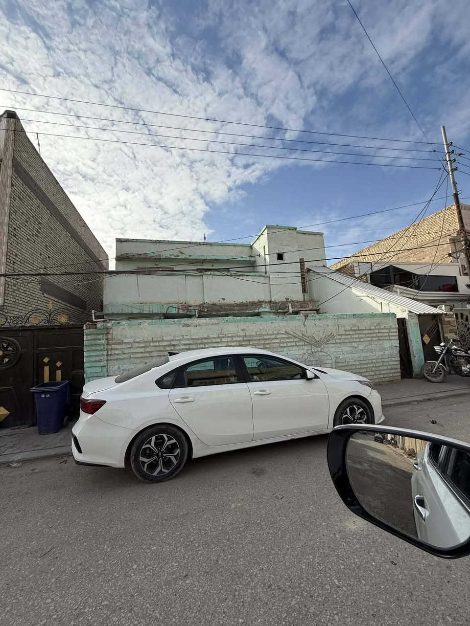 دار للبيع في النجف حي المكرمه منطقة ال ٩الاف خلف التجاري خلف أسواق ادم حرف تي مفتوح على التجاري سايدين عسكري مكرمه موقع مميز بناء قديم صالح للسكن نحسبه حساب عرصه المساحه ٢٦٨ الوجه ١٣متر و٤٠سنتيم  النزال ٢٠ الطابق الأول ٣غرف نوم وصاله واستقبال ومطبخ وصحيات داخليه وخارجيه وكراج كبيرالطابق الثاني شقه مستقله باب خارجي من الشارع غرفه وصاله وصحيات ومطبخ السعر ٢٦٥ مليون مع المجال يباع حسب الطلب كامل أو نص للإستفسار الاتصال على الرقم ***********ابو فضل للعقار عنوان المكتب النجف حي المكرمه شارع الطاقه مجاور جامع باب الحوائج
