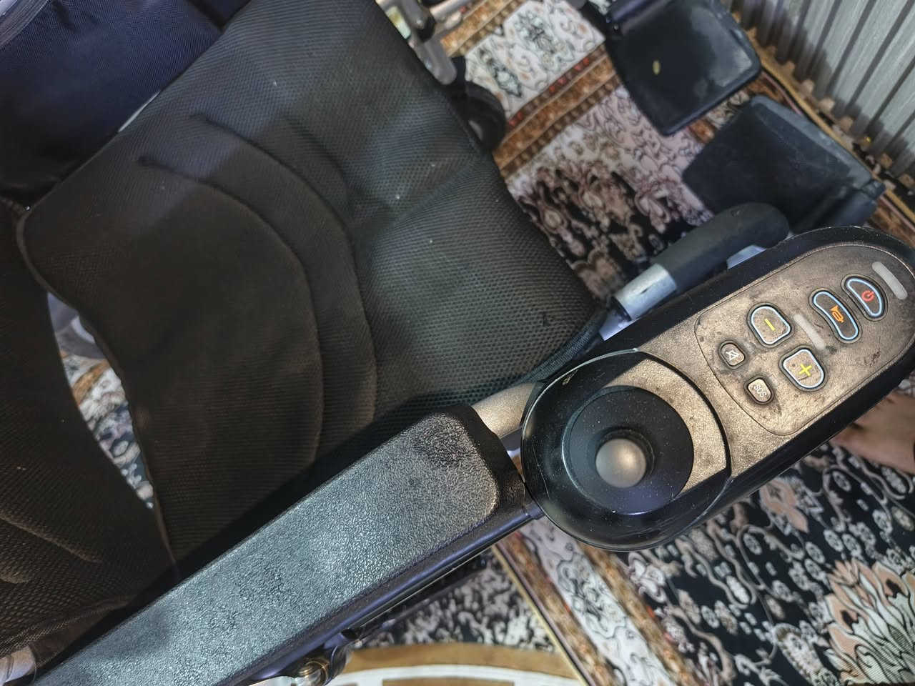 عربانه كهربائيه (شحن) للبيع ضد المي
عربانه متكونه من ماطورين 
تطبك اتصير بصندوك السياره 
متكونه من دبل بطاريه 
البطاريه ما اتكون بنص على الجانب الايمن بطاريه وعلى الجانب الايسر بطاريه 
متكونه من كير وبي هورن وتطلع علامة الشحن بيه 
اتمشي بالشحنه الوحده 25 كيلو الى 30 كيلو 
تتحمل وزن 160 كيلو
بيه احزام امان  الكرسي طبي  شاحنته جديده
مستعمله شهر واحد فقط ما امصلحه جديده 
تقريباً 8 طلعات الى 12 طلعه بيه 
ما بيه اي شي جديده
للتواصل على هذه الرقم ***********
