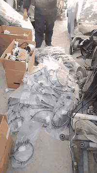 القزاز لتجارة قطع غيار السيارات الأمريكية الحديثة 
***********
بغداد الباب الشرقي كم الارمن نزلة سريع محمد القاسم
