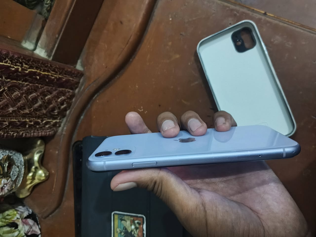 ايفون١١عادي للبيع الجهاز مامفتوح الجهاز بلاد البطاريه٨٣ بل حسبه تجي وتفحص الذكره ١٢٨الرقم***********وتساب موجود المكان ناصريه مركز الزيناويه
