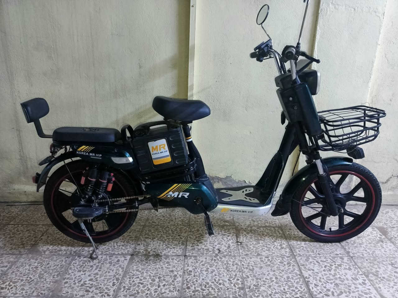 السلام عليكم للبيع ماطور شحن كامل جاهز بطارياتو جديده كامل جاهز رموند تحكم تيرات جديدة يمشي سرعة99 يمشي من حي البكر الى الكندي روحة وجيه السعر على الخاص مكاني موصل حي بكر الاستفسار على هذا الرقم ***********
