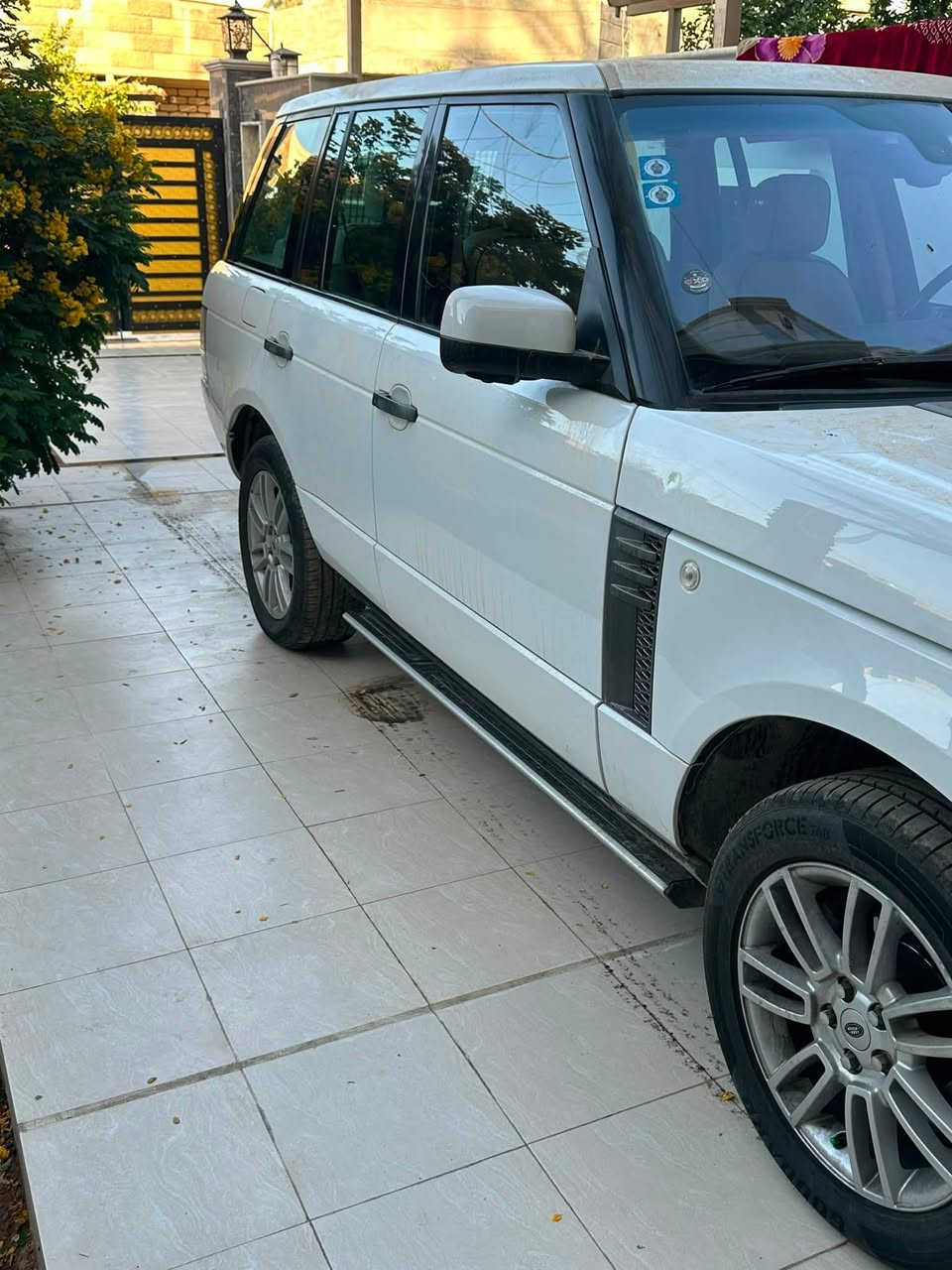 رانج روفر ڤوك (للبيع) خليجي وكالة سردار
( 2011 )Range Rover Vogue 
محرك 8 سلندر 5000. بدون سوبر المرغرب
ماشيه  204900
(مكفولة من الضربه والصبغ )
فول مواصفات 
ملاحظة/ السياره بيه (كازكيت )فقط شغاله 
السعر 130  ورقه  
مكان السياره بغداد 
للاستفسار ( ***********)

