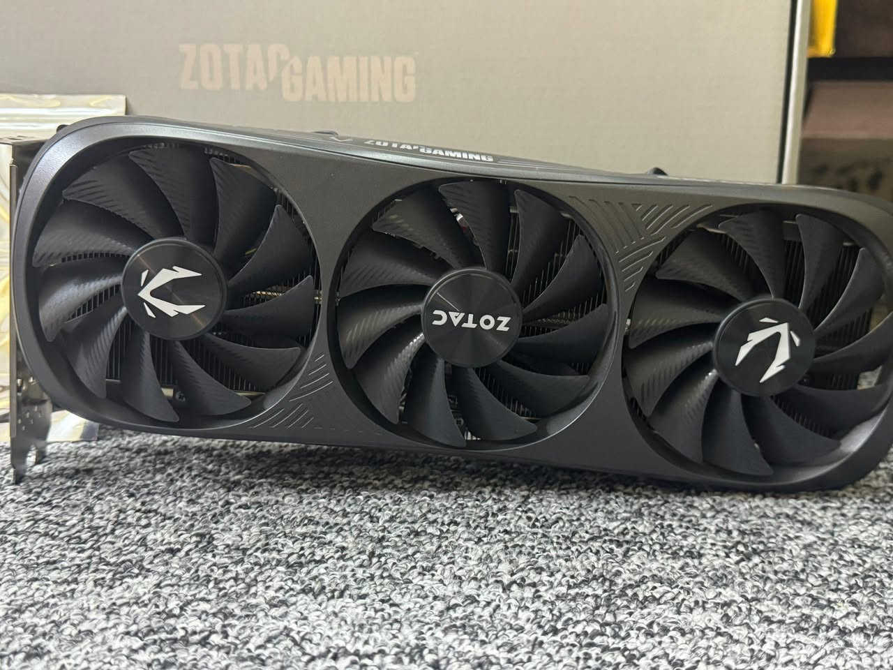 السلام عليكم
كرت شاشة 

ZOTAC GAMING

GEFORCE RTX

4070 Ti SUPER 16GB

DLSS 3 / RAY TRACING / REFLEX / STUDIO

الكرت استخدام جداً قليل وجداً نضيف الصور موضحة نضافة الكرت 1200 وبي مجال بسيط للشراي 
التواصل على الواتساب حصراً 
*********** واتساب

ادمن❤️
