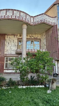 يعلن مكتب التصميم العقاري عن عرض دار راقية وجاهزة للسكن: • الموقع: حي ...