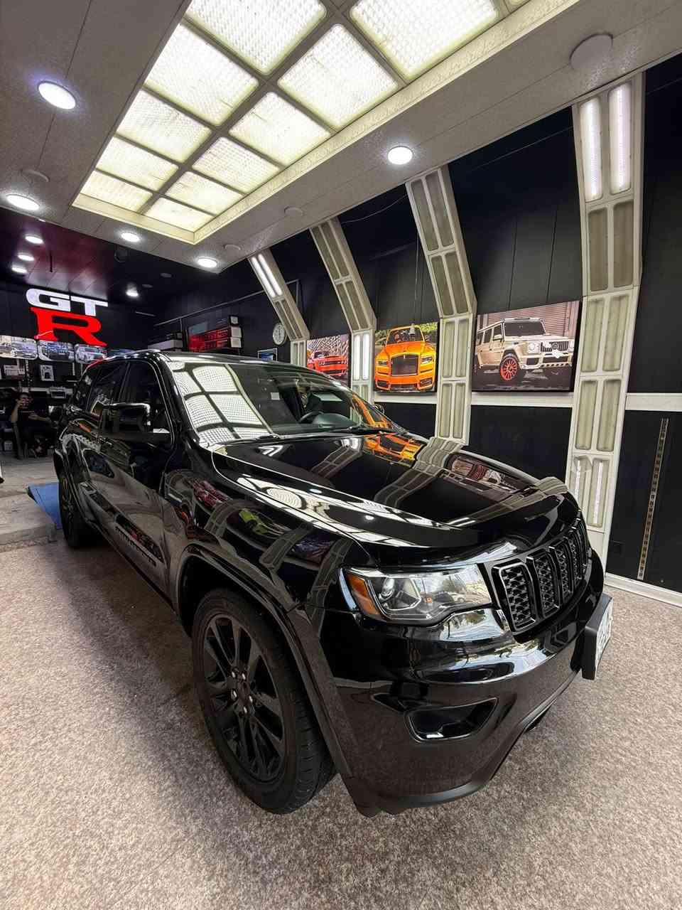 جيب (أمريكي ) موديل2017 رقم بغداد بسمي هزه وفحص جديده
معروضه177 وبيها مجال 

رقم الهاتف ***********
محرك ٦ سلندر ٣٦٠٠ مكفول 
بصمه + تشغيل عن بعد كروز تثبيت سرعه
ستيرن كهرباء + تدفئه
كشنات جلد تدفئه وتبريد
خزن وضعيه كشنات ميموري
شاشة كبيرة
دمام خلفي
كامرة دوارة ٣٦٠ درجة
حساسات امامي خلفي
لد امامي خلفي
لايت زنون عالي ناصي
اضاءه ترحيب
دشبول خياط طبيعي
اوتو ستارت
حساس امامي وخلفي
رادار جانبي وخلفي وامامي
مري شفط + اشاير بلمري مع القفل وعاكس ضوء + هيترات مري+نقاط عمياء
اضاءه ترحيب
وبعد هواي مواصفات. 

مكان السياره بغداد
الشراي يتصل خاص مغلق
رقم الهاتف ***********
