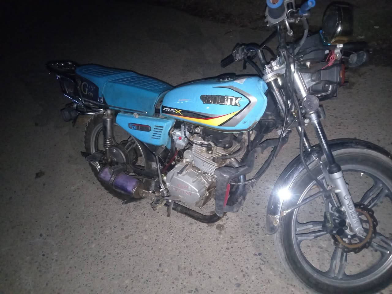 سلام عليكم موطور سيفان للبيع موديل 20محدث 22محرك بس مبدل ولفات فقط
سعر 350.  قفل قفل 
مو شراي لا يخابر 
المكان بيجي رقم
***********
