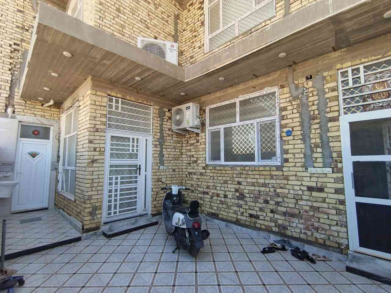 للبيع بيت مساحه ٢٥٠ متر نزلة بيت حايف (١٠×٢٥)طابو زراعي  سند ٢٥ يتحول باسمك ومشمول بقرار التطويب رقم 3200
••الطابق الاول يحتوي :
•صحيات خارجيه
•مطبخ حار وبارد
•استقبال كبير (٥×٨) 
•هول داخلي 
•مجموعة صحيات كامله
•منور عدد ثنين
•غرفة نوم سويت (٥×٦) 
•غرفة نوم (٥×٤) 
•• الطابق الثاني يحتوي :
•غرفة نوم سويت (٥×٨) 
•غرفة نوم(٥×٧) 
•هول داخلي مع مجموعة صحيات كبيره
•غرفة مخزن
• سطح خارجي (يمكن البناء بهِ) + بيتونه. 
م/ توجد مدرسه ابتدائيه + ثانويه خلف البيت 
العنوان : الكوت الجديد/مجمع النفط الثاني / قرب مدرسة الحشد.
السعر ١٥٥ وبي مجال 
للاستفسار اكثر الاتصال على الرقم او التواصل على الخاص
***********
