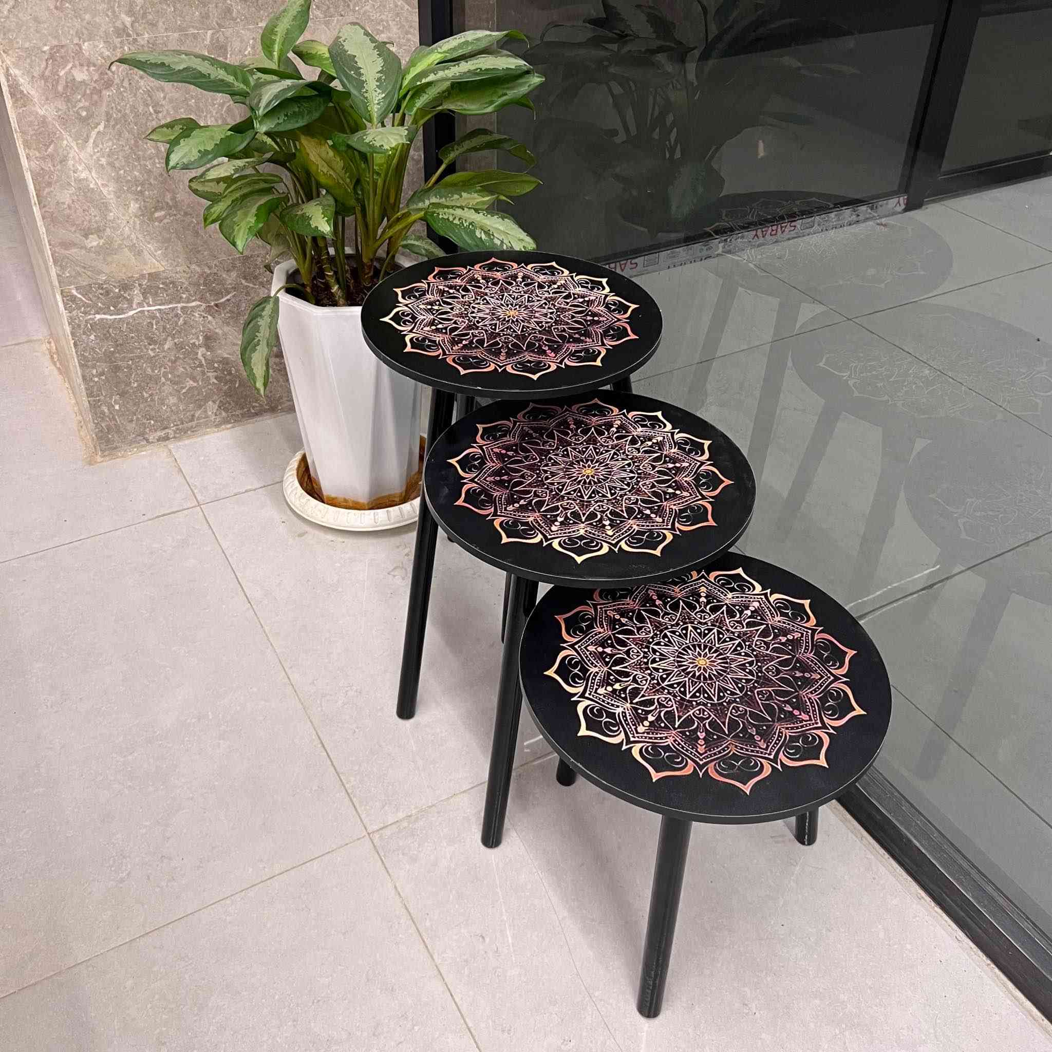 طقم طاولات جانبية دائرية بنقشة ماندالا فنية – 3 قطع

طقم طاولات جانبية بتصميم أنيق يجمع بين اللون الأسود العميق ونقشة ماندالا زخرفية لافتة، مناسب لإضافة لمسة جمالية مميزة لأي مساحة داخلية.

المميزات:
• تصميم دائري بثلاث طاولات متناسقة بأحجام مختلفة

• سطح أسود مزخرف بنقشة ماندالا فنية متطابقة على جميع الطاولات

• أرجل سوداء بتصميم بسيط ومتوازن

• يمكن ترتيب الطاولات معًا أو استخدامها بشكل منفصل

• مناسبة للاستخدام كطاولات جانبية أو طاولات ديكور

• مظهر عصري ينسجم مع مختلف أنماط الأثاث

المواصفات:
• العدد: 3 طاولات
• النقشة: ماندالا زخرفية مطبوعة على السطح

محتويات العلبة:
• 3 × طاولة جانبية دائرية بأحجام مختلفة
1 × طاولة حجم كبير، الابعاد: 40*57 سم.
1 × طاولة حجم متوسط، الابعاد: 40*47 سم.
1 × طاولة حجم صغير، الابعاد: 40*37 سم

السعر 30  الف
يتوفر خدمة توصيل لجميع محافضات العراق بغداد 3 محافضات  5 الاف فقط🚚🚚 بغداد, العراق


**إذا كنت صاحب هذا الإعلان وتريد حذفه لأي سبب، رجاءا أرسل رسالة إلى الدعم الفني**