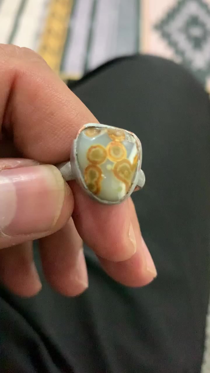 السلام عليكم خاتم سليماني مصور نحلات متباوسات حجره كامله معطف رصاصي اخذته من العتبه من الهديا صياغه نحاس واني صبغته فضي بس يرادله صياغه فضه روحانيه كلش حلوه بي الله يشهد س75وبي مجال المكان بغداد الزعفرانيه الاتصال ***********
