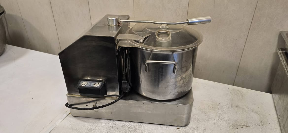 السلام عليكم . خلاط حمص نظيف للبيع
***********
