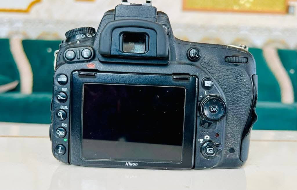 كامرة 750نيكون للبيع 
مع عدسة 24_120 الأصلية مالته 
غنية عن التعريف الي جانيه يعرف تصويره 
الكامرة تأخذه على الفحص تصور بيه وتأخذه 
شترة تقريبا 120الف 
شاحن وبطاريتن وياها 
للتواصل خاص 
للتنوية توصيل ماعندي 
تجي تفحص وتأخذ .
السعر 800وبيه مجال


**إذا كنت صاحب هذا الإعلان وتريد حذفه لأي سبب، رجاءا أرسل رسالة إلى الدعم الفني**