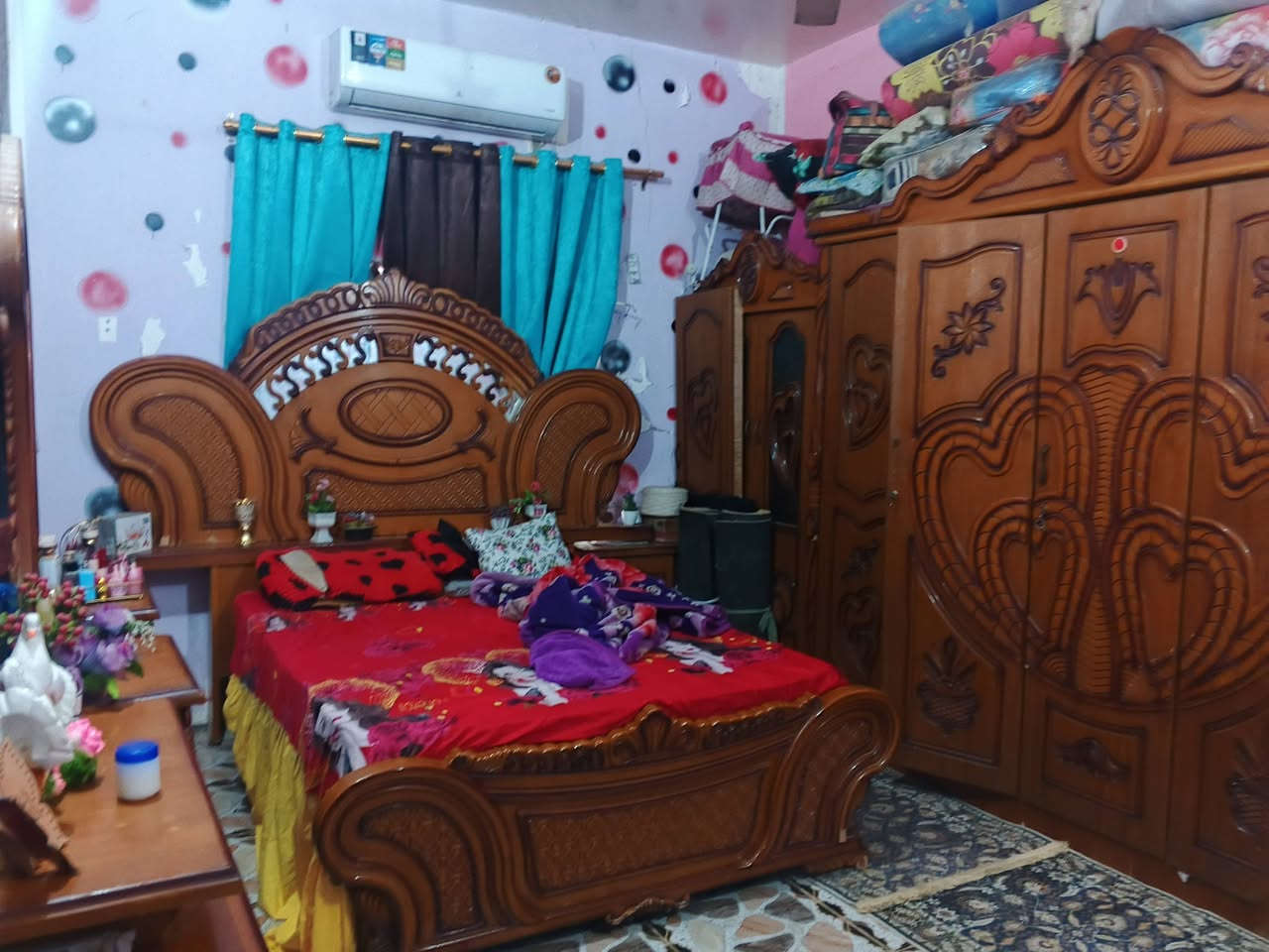 بيت رقم للبيع مساحه 200 غرفه وصاله ومطبخ وديوانيه وصحيات وساحه وحديثه ومكان تكدر تبني بي بيت ثاني 
للعلم المعامله كامله ثاني يوم تكدر اسوي طابو صرف العنوان سوق الشيوخ الحي العسكري قرب مدرسه نهاوند خدمات كامله سعره جدا مناسب 23 وبي مجال ***********
