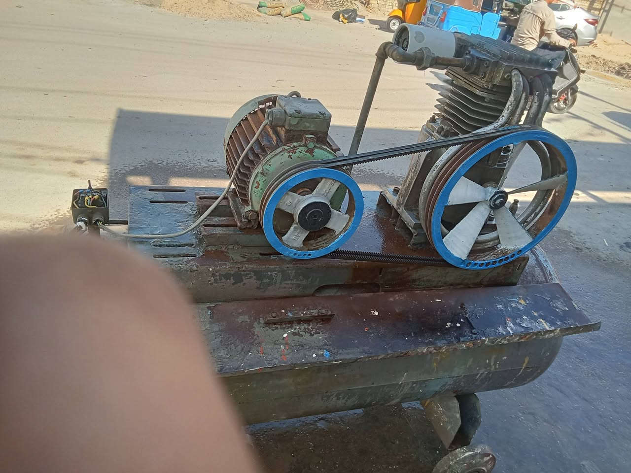 سلام عليكم كمبريسر تريفيز
نضيف لبيع عنون بغداد البلديات 
***********
