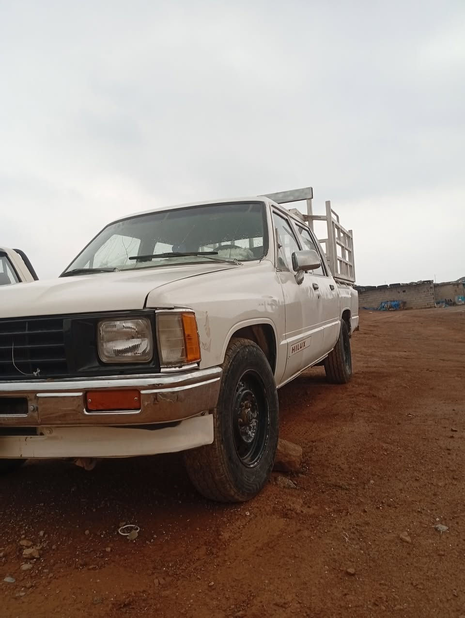 توێتا مۆدیل ١٩٨٥ ٤تایەی خاوێن گێڕو مەکینە بێ عەیبە مەسوفی نیە ئەوەش ڕەقەم ***********
