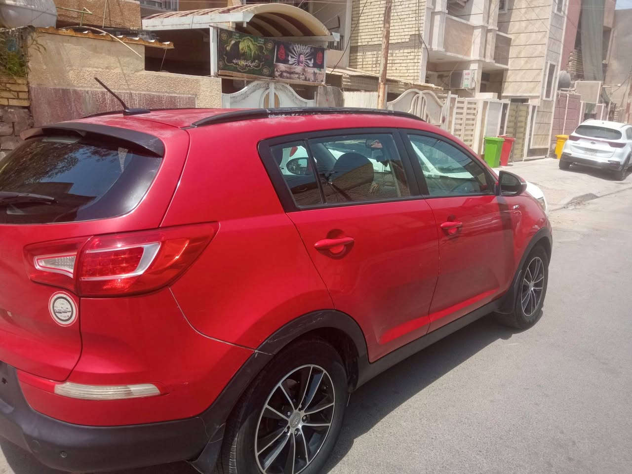 السلام عليكم سبورتج 2011وارد امريكي لون احمر ماشيه 130كم مواصفات محرك دوش 2400 سياره بيها بارد قليل وبيها جراد  رقم بغداد الماني عنوان بغداد الشعب السعر 122وبيها مجال  
***********
***********
