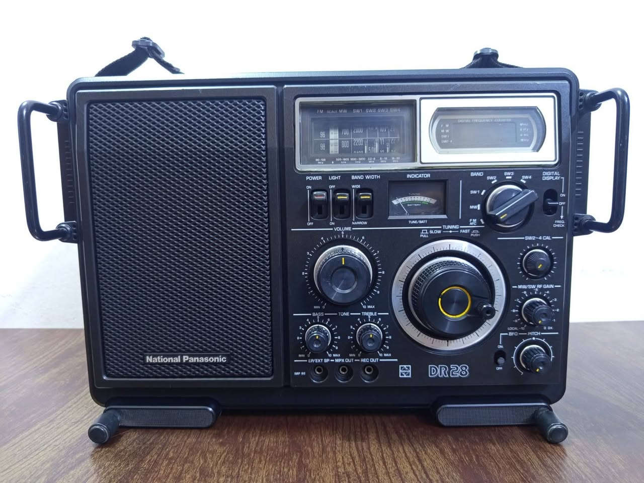 العملاق الياباني راديو ناشيونال الحجم الضخم ، قطعة نادرة ، فخر الصناعات اليابانية في اواخر السبعينات ، تتضمن أبرز ميزاته التقنية ما يلي:
نطاقات التردد: يدعم التقاط محطات الراديو عبر نطاقات FM و LW و MW و SW1-3. 
شاشة العرض: يتميز بشاشة عرض رقمية زرقاء/خضراء فلورية دقيقة تظهر التردد، بالإضافة إلى مؤشر تناظري تقليدي. 
الصوت: يحتوي على مكبر صوت مدمج بقطر 9 سم مع أدوات تحكم منفصلة في الترددات العالية (Treble) والمنخفضة (Bass) لجودة صوت ممتازة. 
الطاقة: يمكن تشغيله عبر التيار الكهربائي (110/220 فولت) أو باستخدام 6 بطاريات من نوع UM-1 (D-cell). 
التصميم: يتميز بهيكل متين مع مقابض جانبية للحماية، ويزن حوالي 3.6 كجم، مما يجعله جهاز استقبال شبه مكتبي. 
الجهاز على حطة الشركة والنظافة 100٪ ويتميز بسحب محطات عالية الجودة 
للاستفسار مراسلتي على الخاص "العنوان ـ بغداد "


**إذا كنت صاحب هذا الإعلان وتريد حذفه لأي سبب، رجاءا أرسل رسالة إلى الدعم الفني**