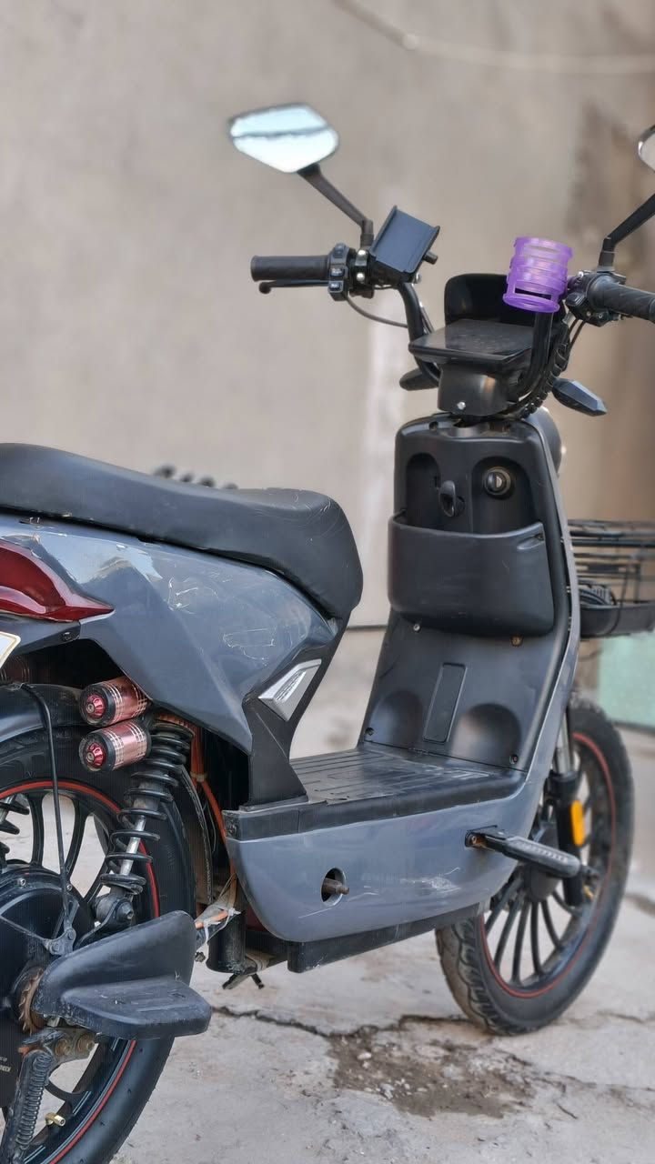 للبيع دراجة شحن بحالة جيدة جداً، مستخدمة استخدام نظيف.
تم تبديل البطاريات حديثاً 
الدراجة جاهزة للاستخدام وما تحتاج شي.
السعر 650 وقابل للنقاش للجادين فقط.
للتواصل***********
