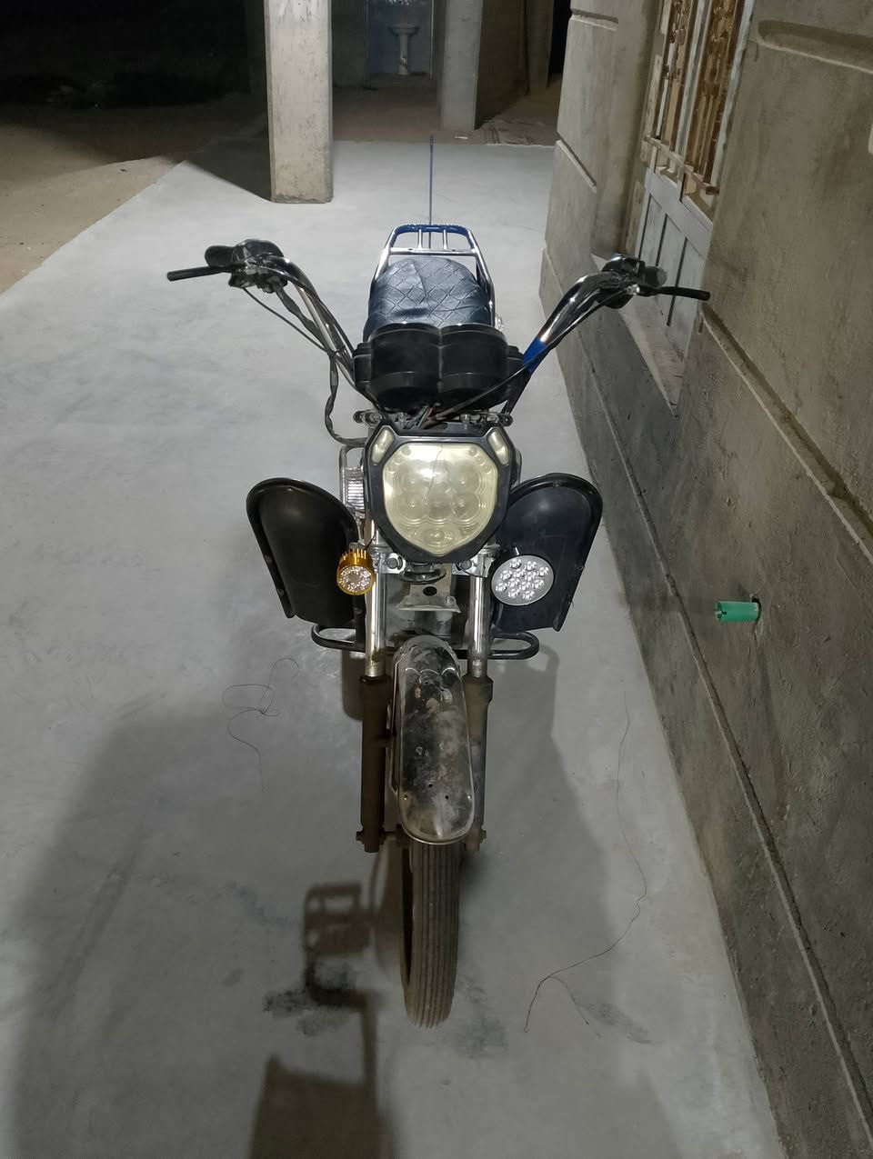 بسم الله الرحمن الرحيم  سلام عليكم ورحمة الله وبركاته من رخصة ادمن دراجه شحن نوع زينكو حلوه بطاريات خير من الله يقرن 10كلهن مراوس بجبلي او سكنس السعر 250وبي مجال لطيبين مكاني الفلوجه البعلوان نساف رقم ***********
