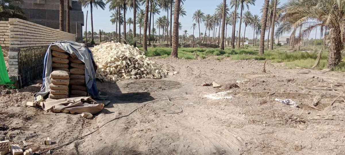 السلام عليكم 
متوفر 1250م للبيع 
طابو زراعي سند 25 
منطقه سكنيه 
واجهه 20 ونزال 70
على شارعين بالوجهه وبالظهر 
متوفر كهرباء ماء شارع 8 متر 
 
بابل حي جزائر خلف مستودع محطة مرجان 
وموجود 200م عدد 2 واجهه 9 ونزال 22 
نفس المكان 
للاستفسار 
***********
