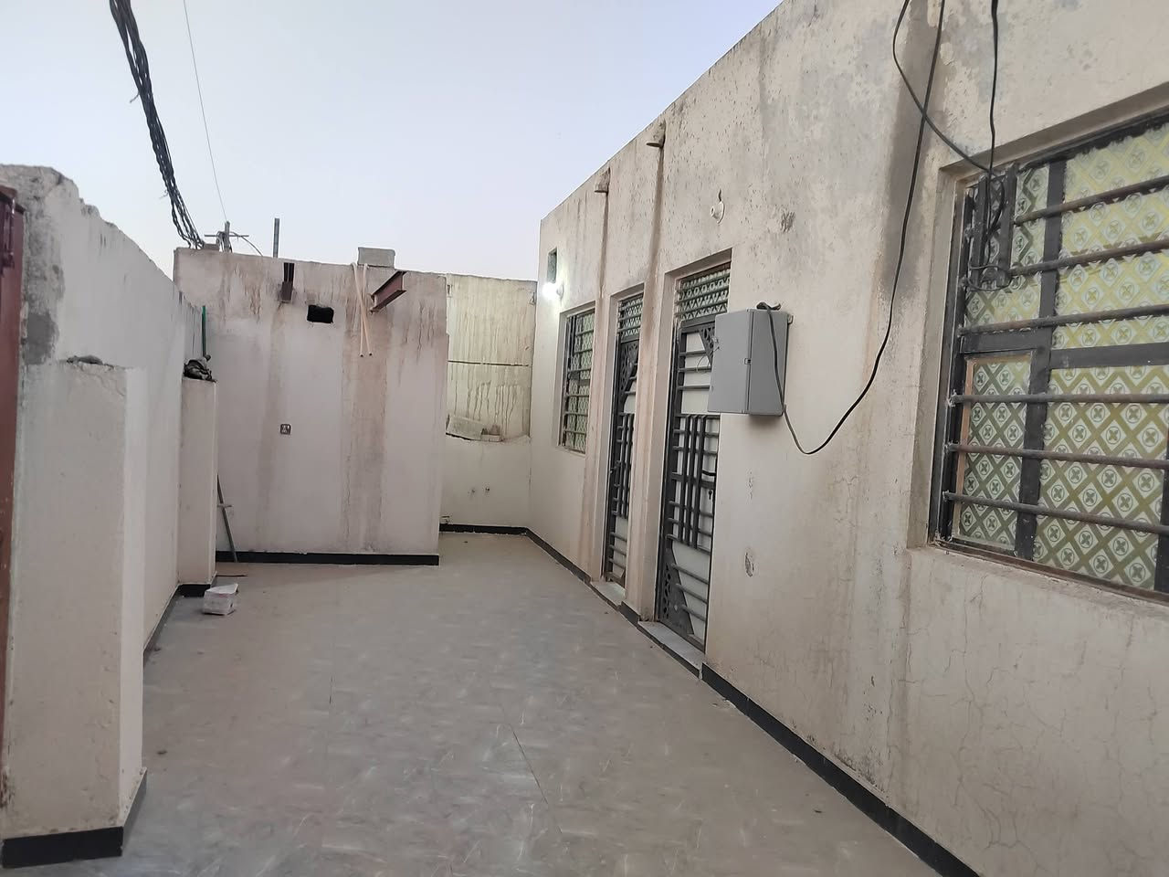 السلام عليكم بيت للبيع زراعي يم ابوطارق ركن بناء جديد وجاهز 2026 يتكون غرف عدد 2 وصاله 7 متر ومطبخ 5 متر طارمه صحيات جاهز حته اناره شخاله ماء ومجاري وكهرباء بل الباب يبعد عن شارع الصب 10 متر السعر 36 التصال ***********
