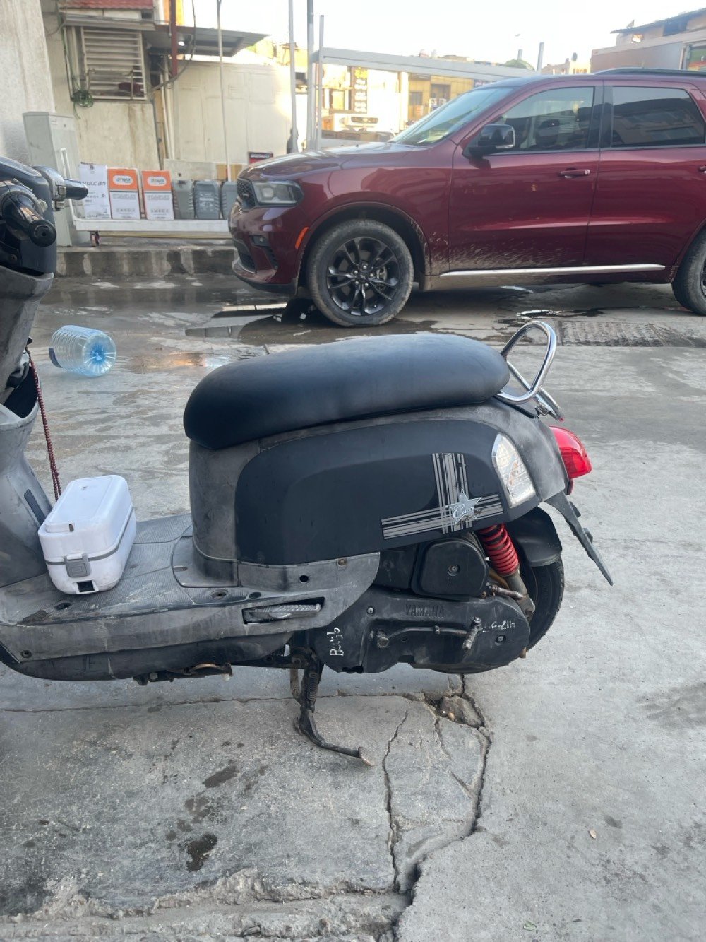 دراجة نارية قديمة موديل كيوتا بلون أسود. بحالة جيدة وتعمل بصورة جيدة. تقدملكم وسيلة نقل اقتصادية ومريحة للتنقل داخل المدينة، مثالية للاستخدام اليومي.