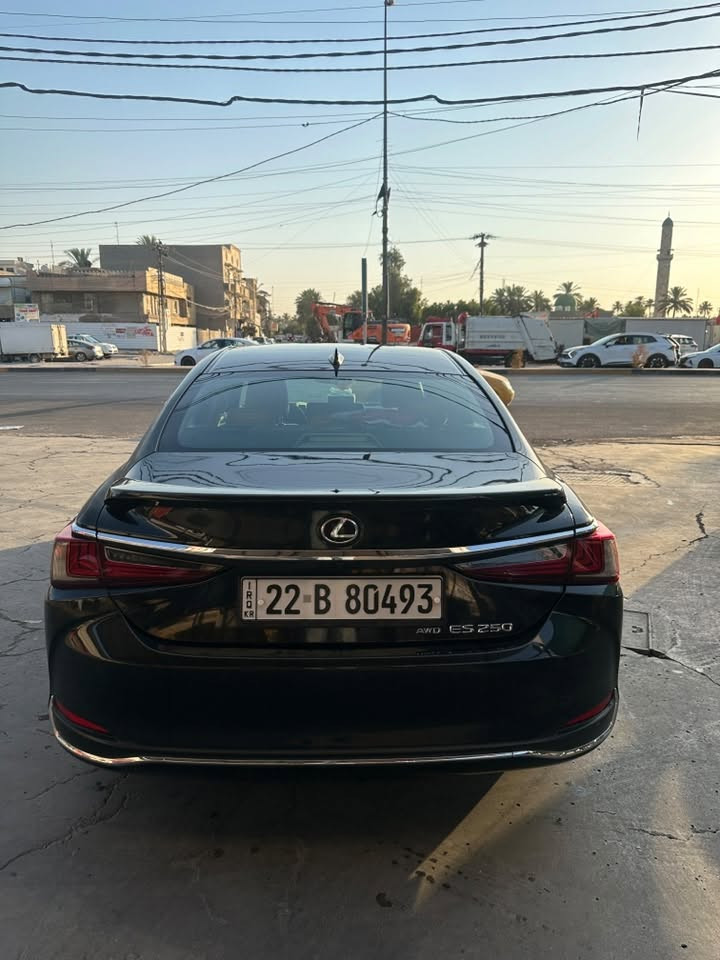 السلام عليكم

لكزز موديل 2022 ES250 

فول مواصفات 1/1 

وراد أمريكي 
السعر / 27.000 مجال بسيط

***********
***********

