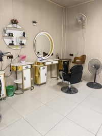 للبيع ميز صالون عدد ٢ جدد مع كراسي عدد ٢ عنوان زعفرانيه 07711465904