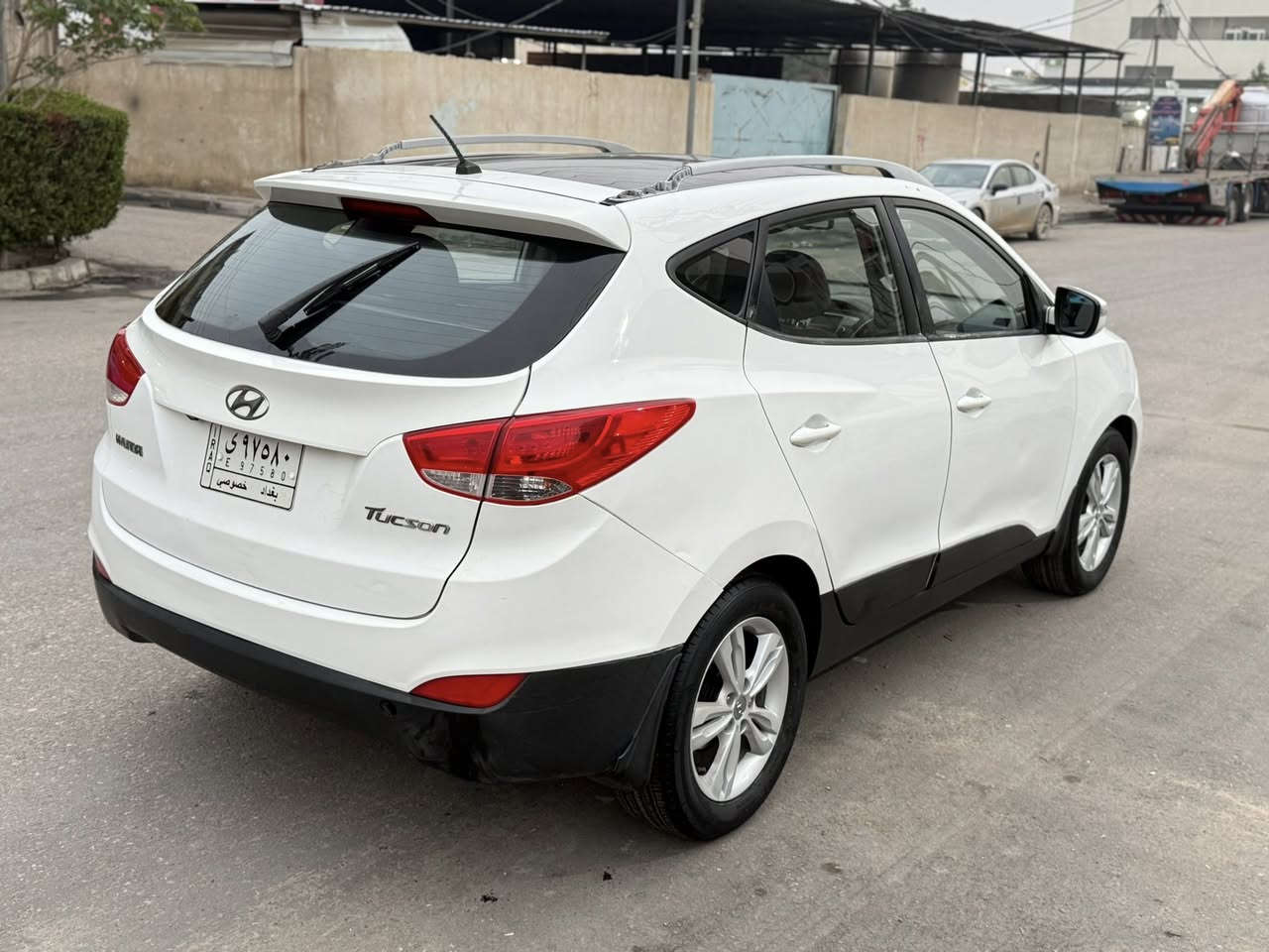 السلام عليكم 

توسان خليجي 2013
ماشيه 119 كم تحويل
فول مواصفات بنورما
كاميرا تحكمات وغيرها
بيها بابين بارد وصبغتهم مو حلوات 
وعندي الفيديو قبل الصبغ والداير شوي صبغ
سعر مناسب. 128  وبيها مجال 
سياره جاهزه محرك كير كفاله حداده تبريد 
. مكاني بصره المركز  وتدلل
هاتف / ***********
.
.
