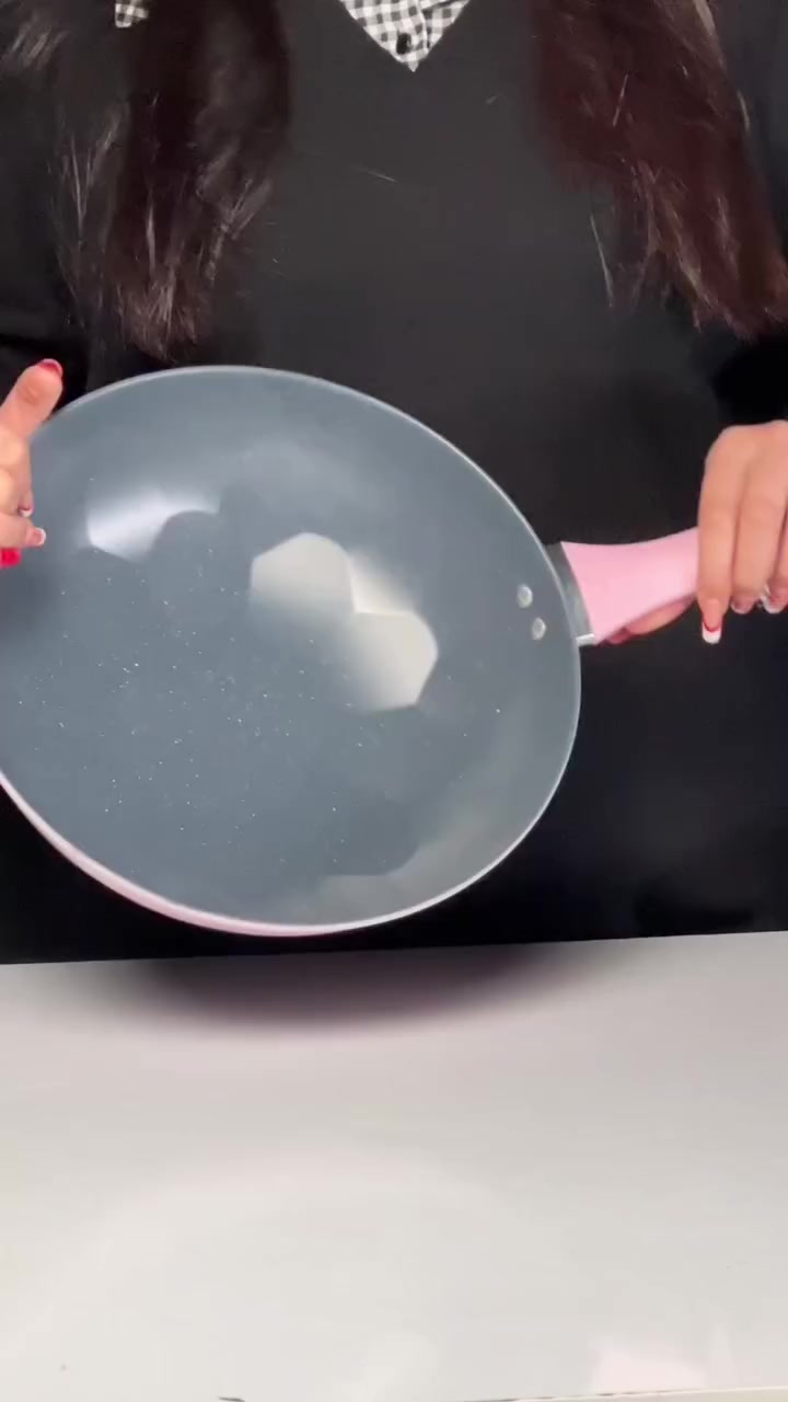 🍳💖 مقلاة عميقة وردية بتصميم خلية النحل ✨
السعر 9 الف يوجد توصيل لجميع محافظات العراق 

سطح غير لاصق سهل التنظيف 🧽
مقبض مريح وآمن للتعليق 👐
عمق مثالي للقلي والتحمير 💨

ضيفي لمسة مرح وأناقة لمطبخك! 🌸


**إذا كنت صاحب هذا الإعلان وتريد حذفه لأي سبب، رجاءا أرسل رسالة إلى الدعم الفني**