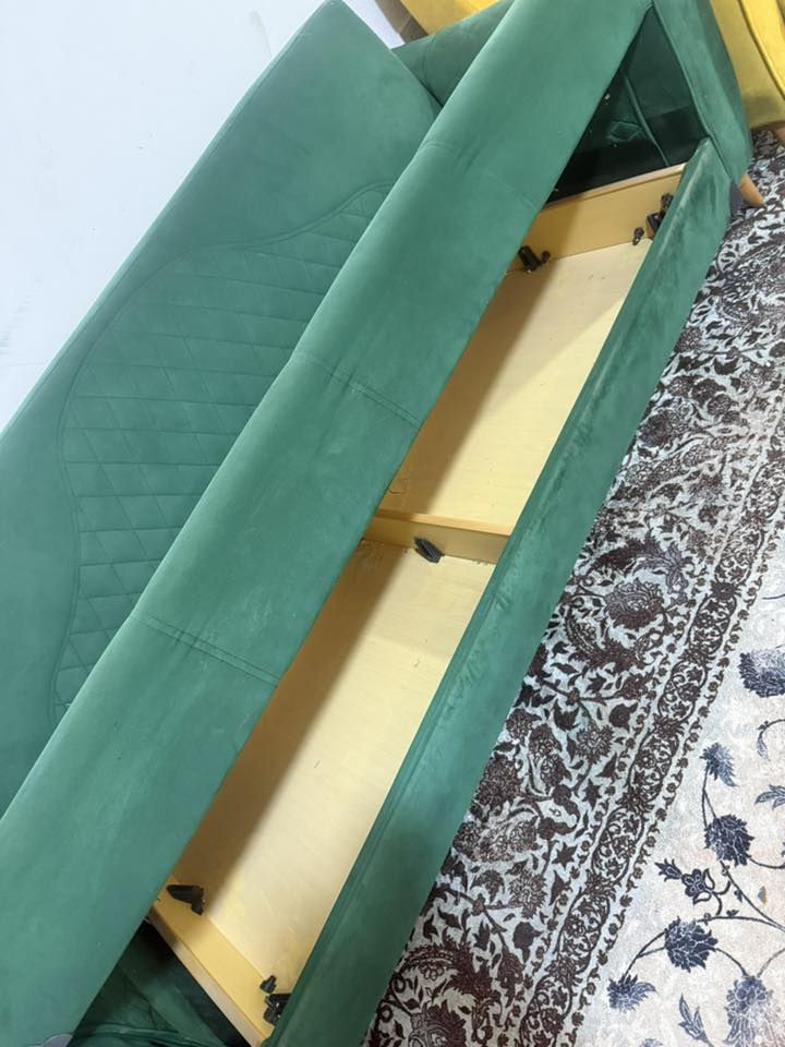 تخم قنفات ١٠مقاعد سرير مخزن تركي ماخذته مليون وربع*********** مكان بغداد شارع الربيع
