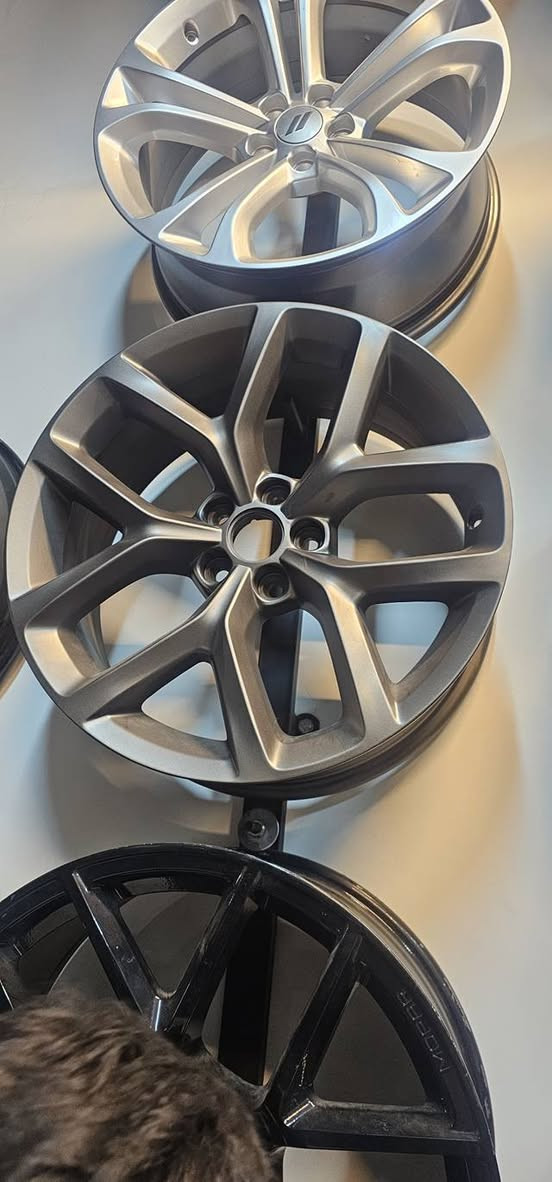 السلام عليكم 
ويلات مستعملات اصليه 
 حجم ٢٠ جارجر 
وقسم جديد 
احمد ورمزي شارع فلسطين 
***********
