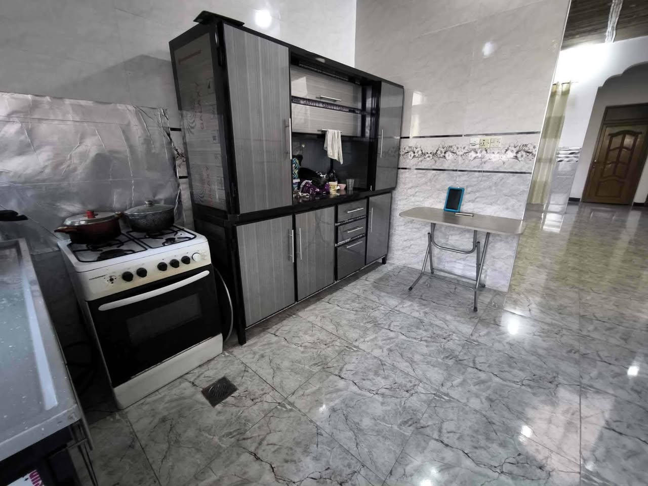 دار للبيع حي الملايين الثانية قرب جامع العادل مساحه الدار 140 متر طابق واحد بناء حديث يتكون من غرفتين نوم وهول واستقبال خدمات كاملة شوارع ماي كهرباء للستفسار اكثر راسل الحساب او اتصل على ***********
