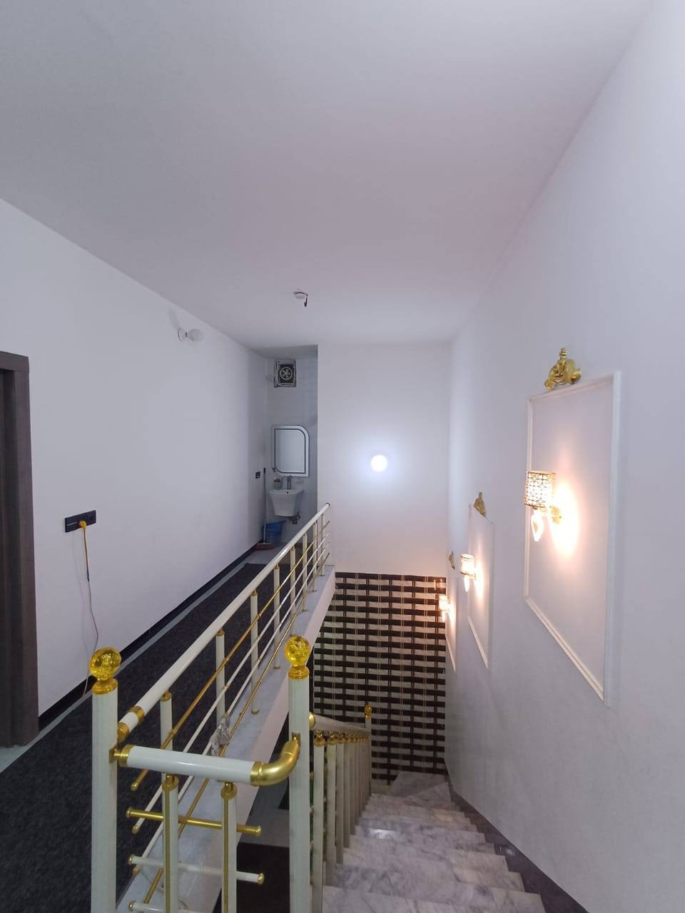​🏡 بيت للبيع في حي العباس (مؤثث بالكامل) 🏡
العنوان: كربلاء المقدسة - حي العباس
المساحة: 100 متر 
الأبعاد: الواجهة 7.25 م | النزال 14.10 م
التصميم: طابق ونصف (بناء حديث ونظام مدخلين)
​🔹 تفاصيل الطابق الأول:
​المداخل: يحتوي على مدخلين منفصلين (مدخل للاستقبال ومدخل للموزع/الصالة).
​الاستقبال: غاية في الرحابة بمساحة (5.5 \times 4 م).
​الصالة (الهول): بمساحة ممتازة (3 \times 6.5 م).
​المطبخ: نظام عملي بمساحة (3 \times 2.5 م).
​غرف النوم: غرفة نوم مريحة بمساحة (3 \times 4 م).
​المنور: متوفر لتهوية وإضاءة طبيعية بمساحة (1 \times 1 م).
​الخدمات: صحيات مشتركة (داخلية + خارجية).
​🔹 تفاصيل الطابق الثاني:
​غرف النوم: غرفة نوم كبيرة جداً (ماستر) بمساحة (7 \times 3.5 م).
​الصالة: صالة إضافية بمساحة (3 \times 4 م).
​الخدمات: صحيات مشتركة خاصة بالطابق الثاني.
​السطح: يحتوي البيت على سطحين (سطح لكل طابق) مما يوفر مساحات إضافية ممتازة للاستخدام.
​✨ ميزة العرض الخاصة (البيع مع الأثاث):
​البيت يُباع مؤثثاً بالكامل بأثاث جاهز وراقي، مما يجعله جاهزاً للسكن الفوري دون الحاجة لأي مصاريف إضافية (جاهز من مجاميعو).
​📞 للاستفسار أو لمعاينة البيت، يرجى مراسلتنا أو الاتصال على الرقم:
[***********]
​ملاحظة: ألارضيه بورسلين 60×60 درج مرمر 
بناء طابوق درجة أولى علمآ مجاري تبليط ماء عرض شارع 9 متر ( حي ألعباس ألفرع الثاني قريب السايدين اسواق النخلة )
