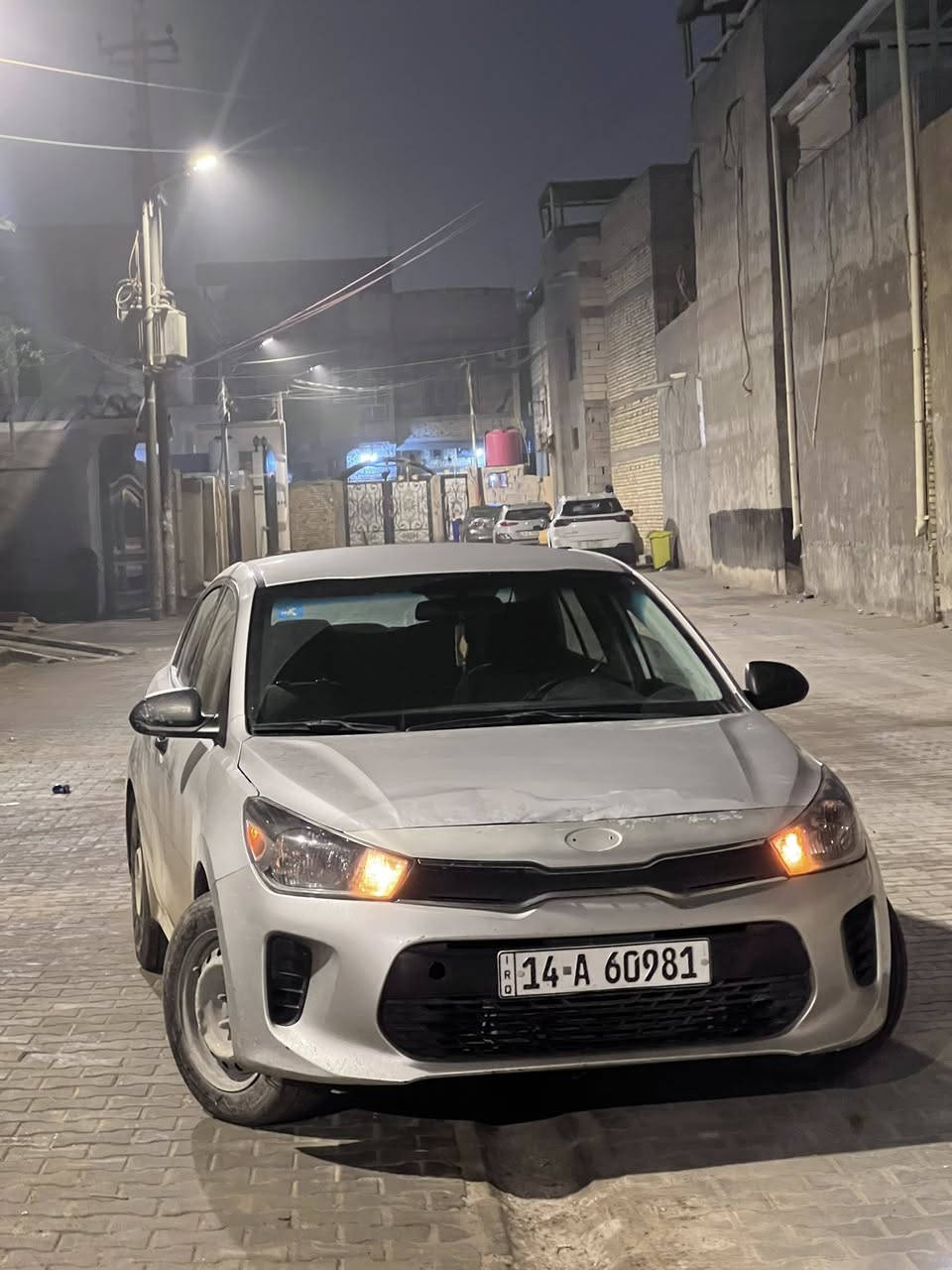 كيا ريو (Kia Rio) موديل 2018.
المواصفات: مواصفات عمية (ستاندرد)، سويتش، تحكم ستيرن، حاكية، شاشة صغيرة، تبريد ثلج وجاهزية تامة.
 الحادث والضرر: وارد أمريكي، الحادث بنيد فقط (مصلح) 
بدون أي دواخل، الإيرباغات كلها سليمة (سيستم شركة).
 المحرك والجير: المحرك والجير بحالة ممتازة، صدر وجاهزية 100%، السيارة ما تحتاج أي مصروف.
 
السعر المطلوب: 105$ (دفتر و5ورقات) وبيه مجال بسيط للشراي الطيب.
الموقع: البصرة - أبو الخصيب.
للتواصل والاستفسار: [***********]
