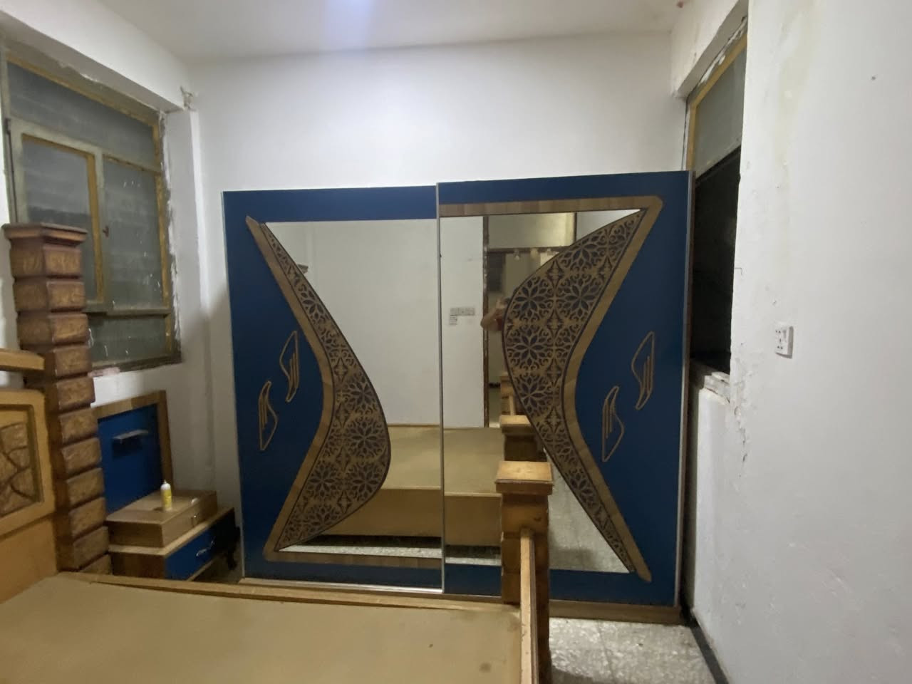 سلام عليكم غرفة أخشاب للبيع بدون ميز تواليت السعر 200وبيهه مجال بسيط ***********للتواصل واتساب
