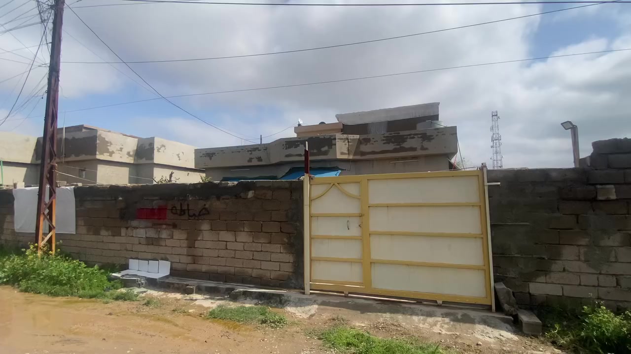 السلام عليكم اخوان بيت للبيع 
الموقع مميز الحي العسكري شارع ٣٠ التبليط هل ايام والتبليط مال شارع ١٥ قريب علي البيت يتكون من 
استقبال جبيره 
مطبخ 
موزع صحيات 
وغرفه جوه 
وغرفه فوك جبيره 
البيت بناء ع نضام 
الموصل وحوش جبير 
زراعي معامله بالبلديه 
موقع حلو وقريب ع السوك 
والمنطقه فول 
السعر المطلوب ٥١ مليون وبي مجال للطيبين 
وحياكم 

‭٠٧٨٦ ٤٠٩ ٦٤٢٤‬
رقم الهاتف
