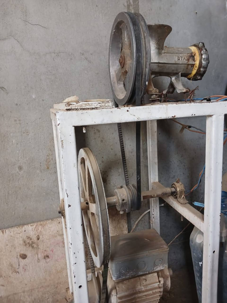 السلام عليكم ورحمة الله وبركاتة
يوجد فرن لحم بعجين +اربع مكائن لحم بعجين+3قطع ميز +مكينه كص لفات كص


**إذا كنت صاحب هذا الإعلان وتريد حذفه لأي سبب، رجاءا أرسل رسالة إلى الدعم الفني**