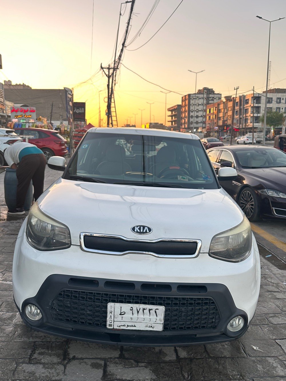للبيع: كيا سول (Kia Soul) موديل 2015 - السيارة نظيفة
السيارة وارد أمريكي، بحالة ممتازة ومواصفات .
• المحرك: 1600 GDI (اقتصادي وقوي).
• الحالة الفنية: السيارة حادثها "جاملغ خلفي".
• السنوية باسمي الشخصي، والتحويل في اليوم التالي مباشرة .
للاستفسار والتواصل:
يرجى الاتصال على الرقم: ***********
شكد مشايتها حالياً؟ وهل الجير أوتوماتيك لو عادي؟: 
ماشيهه فوك ال100 كير اوتماتيك 
أي فئة بالضبط من الكيا سول 2015؟ وبيها مواصفات إضافية مثل شاشة، كاميرا، فتحة، بصمة أو حساسات؟: 
سول موديل 2015 وارد امريكي حادثهه حاملغ خلفي بدون اي ضرر 
وين مكان السيارة بالضبط بالعراق حتى يجي المشتري للمعاينة؟: 
بغداد البلديات 
بعد حادث الجاملغ الخلفي، شنو الأجزاء اللي متبدلة أو متصلّحة؟ وهل بيها أي ضرر بالمكينة، الكير، الشاصي أو التبريد؟: 
حادثهه جاملغ خلفي بدون اي ضرر 
السعر شكد المطلوب؟ وهل قابل للتفاوض لو نهائي؟: 
105 ورقهه وبيهه مجال 