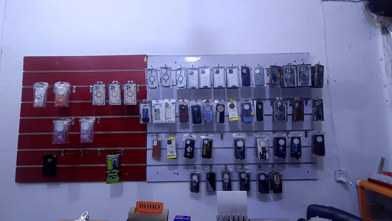 يوجد لدينا كفرات القطعه ب 500 دينار كفر ايفون ب 1000 سعر جملة 
6رفوف ب10الف ميز قطعتين ب50الف بوردات مع شيش 50الف بوردات سيم مع شيش 50الف وبيهم مجال ***********
