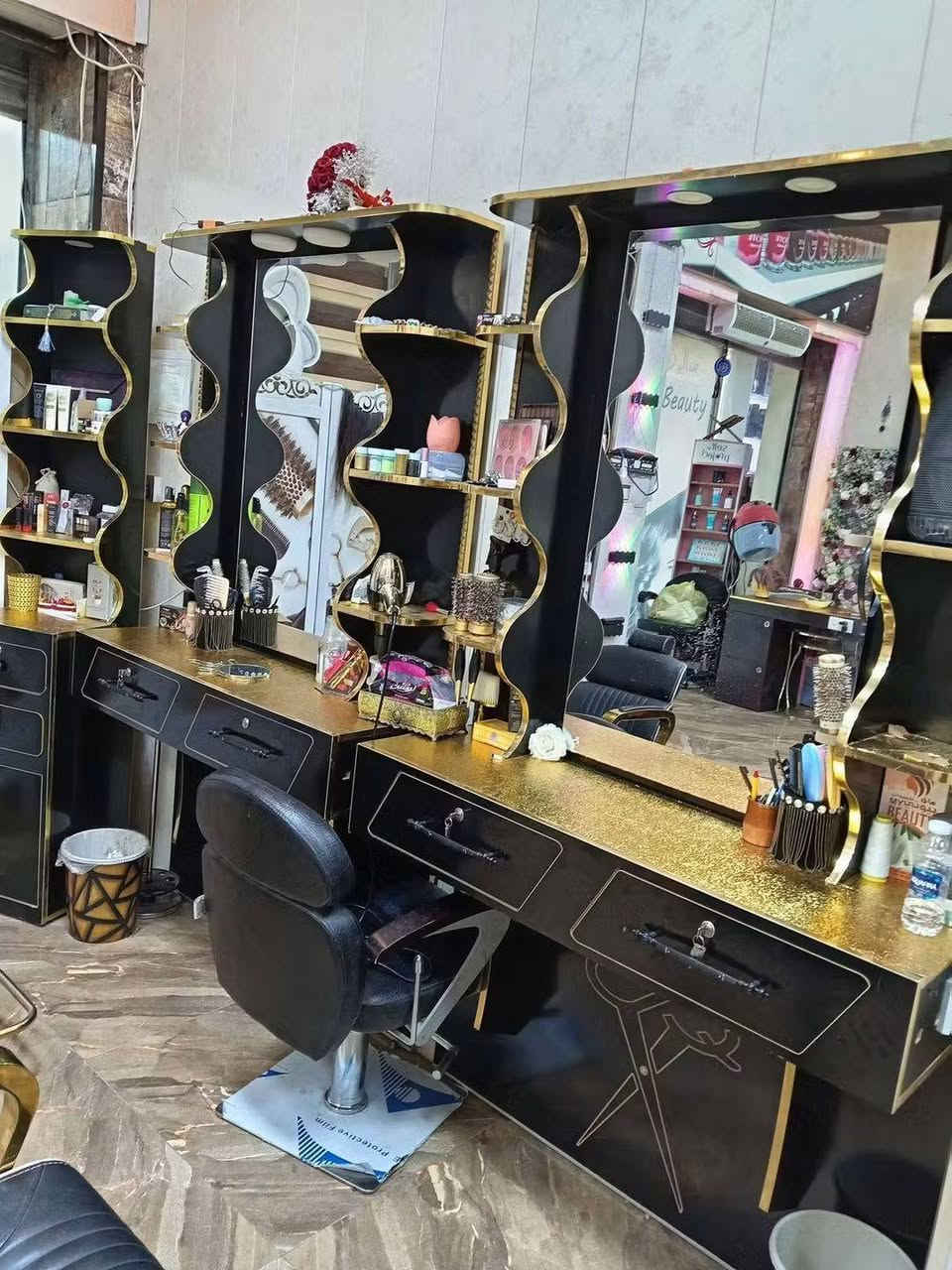 صالون كامل كراسي ثنين ديكور عدد ثنين وملحقات إضافية مبخره تضيف بشره وحاملات صالون السعر ٥٥٠الغزاليه شارع المشجر***********
