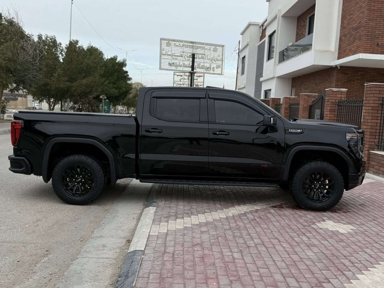السلام عليكم
للبيع GMC SIERRA AT4X موديل 23 مكينه 8 سلندر  فول الفول مواصفات رقم اربيل حادثهة بنيد مبدل نفس الون وجاملغ صبغ بدون دواخل مكفولات ايرباك ستيرن فقط المواصفات كشنات تبريد تدفئه فتحه كشن خزن 6 كامرات محيطيه فتحه سقف داخل كنتاره كشنات جلد + مساج مري شفط رادارات اماميه وخلفيه وجانبيه قاصه ستيرن هيتر داتا شو عارضه انضمه قياده متعدده سماعات بلاتوث + شاحن بالبدي بصمه ترحيم مري قلاب وشفط اوتو هولد تحديد مسار سياقه اليه السياره حيل جديده وجاهزة من كل شي للاستفسار ***********. مكانهة كربلاء،
