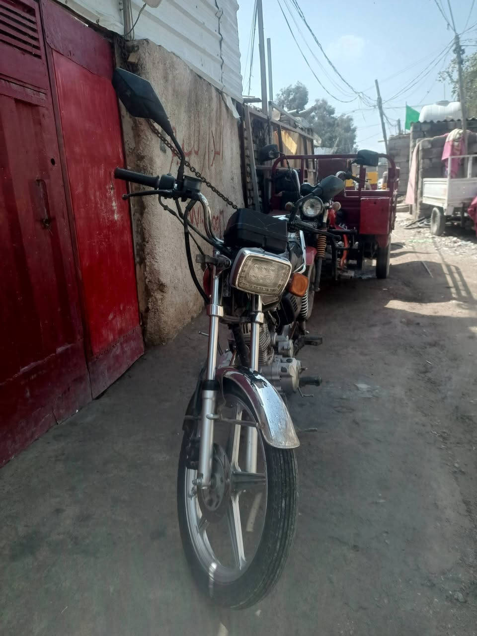 للبيع،بدون اوراق  نقص بس اشاير هورن  الكهرباء واصله بس تربط  الباقي كله شغال   دراجه حلوه المكان بغداد الشعله  السعر 350وبيها مجال*********** بي واتساب موديل 2019
