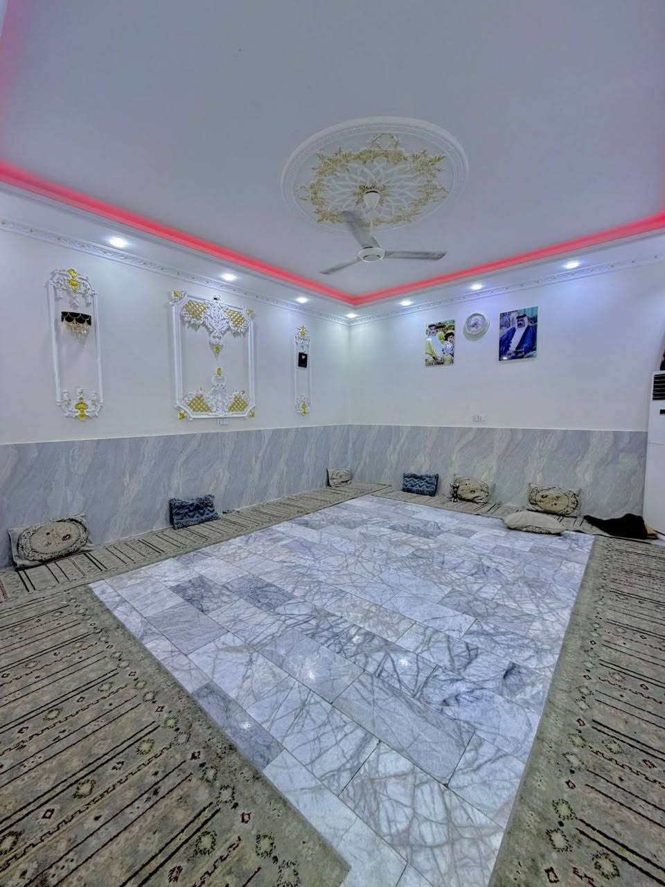 بيت للبيع القبله حي الرشيد ركن على شارع 12 وشارع 9 مقابل خدمات  يتكون من 3 ثلاث طوابق البناء طابوق بالكامل  مساحته١٤٠متر الواجه 10 متر والنزال 14 يتكون من 6 غرف سنه البناء 2023 السعر 275 وبيه مجال
 الطابق الاول غرفه1 صاله ومطبخ وصحيات خارجيه وداخليه واستقبال كبير 
الطابق 2 يتكون من 3 غرف وصاله وصحيات 
الطابق 3 يتكون من 2 غرف وصاله وصحيات

مقابيله قطعه خدميه مساحتهه١٠٠متر
للاستفسار الاتصال على ***********
