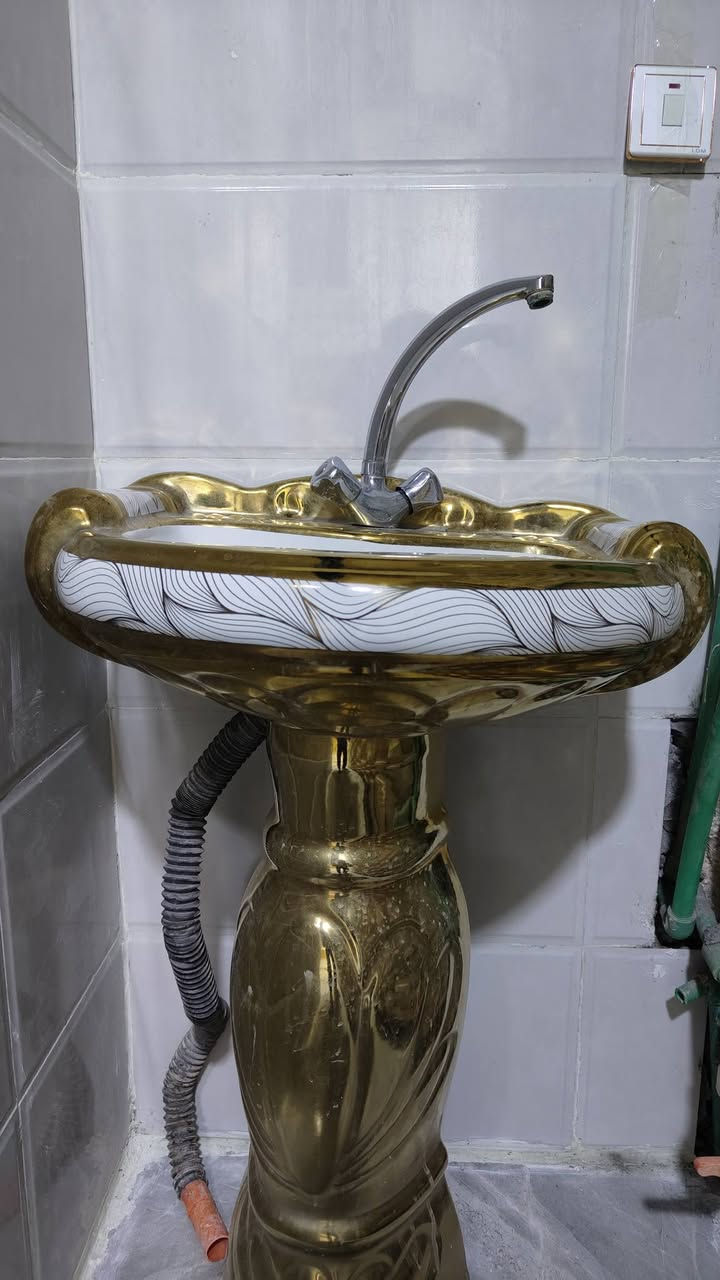 اخوان السلام عليكم
.......................... مغسلة 😍💙.....................

عندي مغسلة تركية النظافة ممتازة لونها ذهبي والبطن ابيض حجم كبير تصير خارجي وتتحمل درجات الحرارة اقصد ما تزنجر ولا ينحك صبغها طبعاً تجي مع خلاطها الاصلي.
رايدها ب40 ألف وبيها مجال.

...........................مرتبة 🌹💫....................
العنوان : البصرة / الزبير
رقم : ***********

